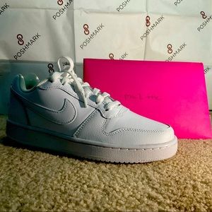 NWT White Nike Shoes size 6🤍